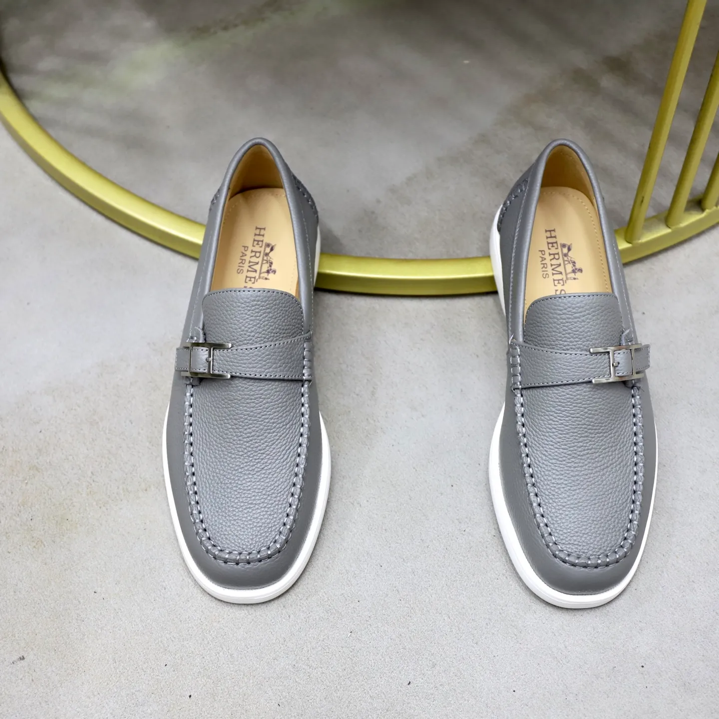 Ex-factory price: 560💰Hermès/Hermès slip-on men's shoes. This shoe is made of imported pebbled cowhide. It has simple and smooth lines and is combined with aerodynamically designed 3CM rubber foam ultra-light soles! Youthful and fashionable, classic H-shaped hardware buckle decoration, calf lining gently wraps the feet, with logo cowhide feet, casual and urban style, highlighting youthful vitality, sports and leisure version, super versatile, code number: 38-39-40-41-42-43-44 standard leather shoe size (45 can be customized but does not support returns)